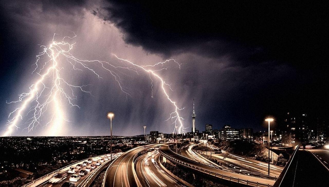 auckland lightning storm thunderstorm CREDIT NEWSHUB 100418 1120