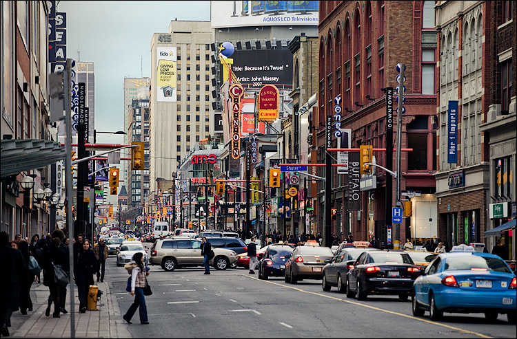 yonge dundas square busy long lens 01